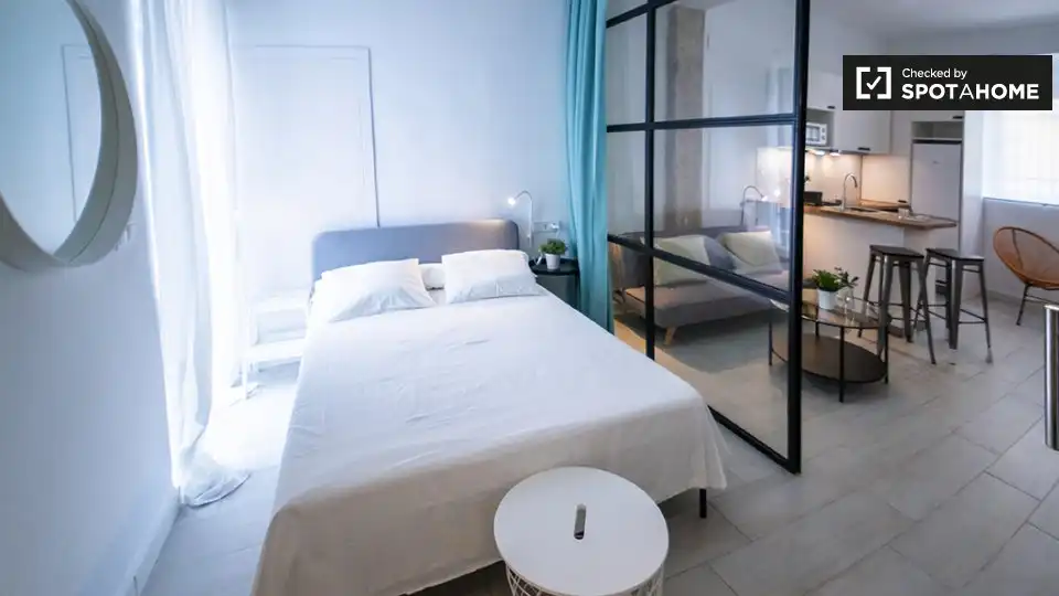 Bedroom of Flat for rent in Valencia  with Air Conditioner, Heating and Furnished