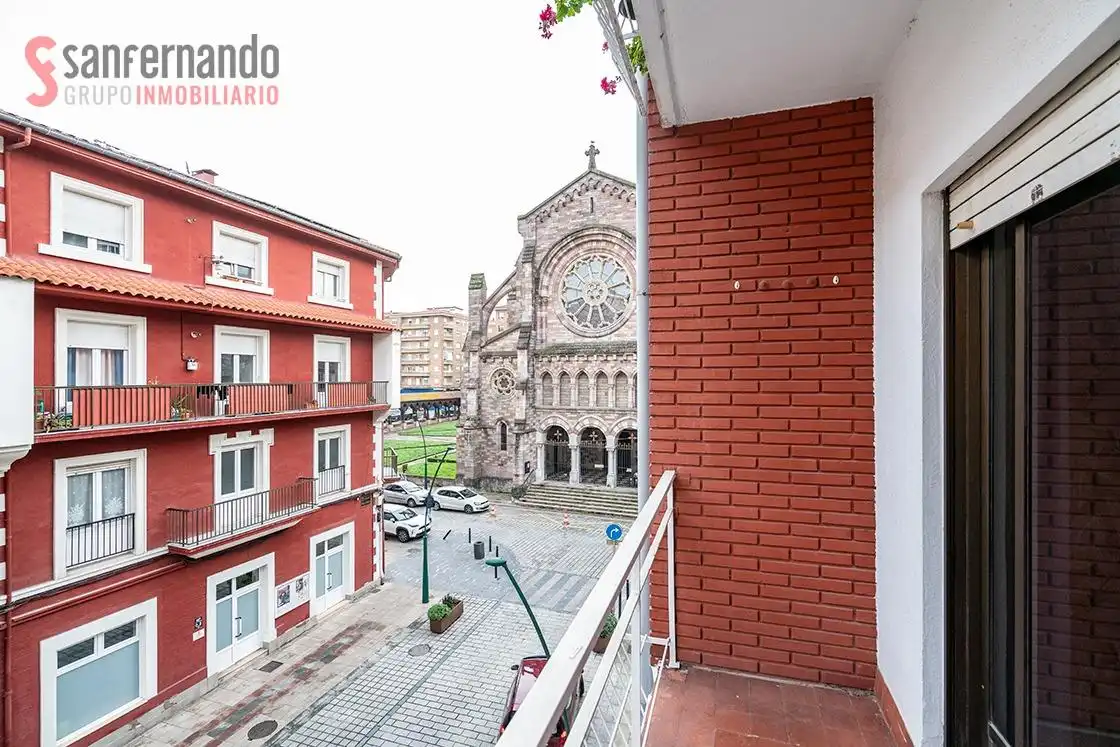 Vista exterior de Piso en venta en Torrelavega  con Parquet, Terraza y Amueblado