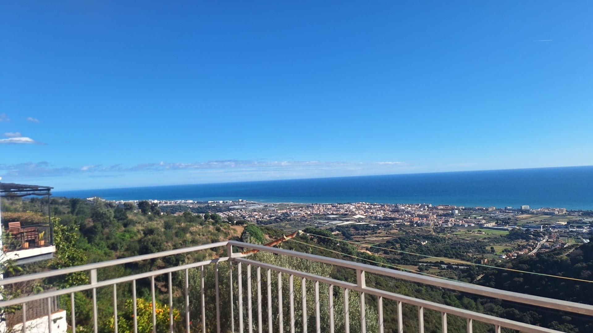 Vista exterior de Casa o xalet en venda en Pineda de Mar amb Jardí privat, Terrassa i Moblat
