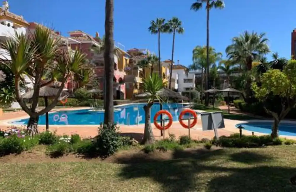 Vista exterior de Apartament de lloguer en Marbella amb Aire condicionat, Terrassa i Moblat