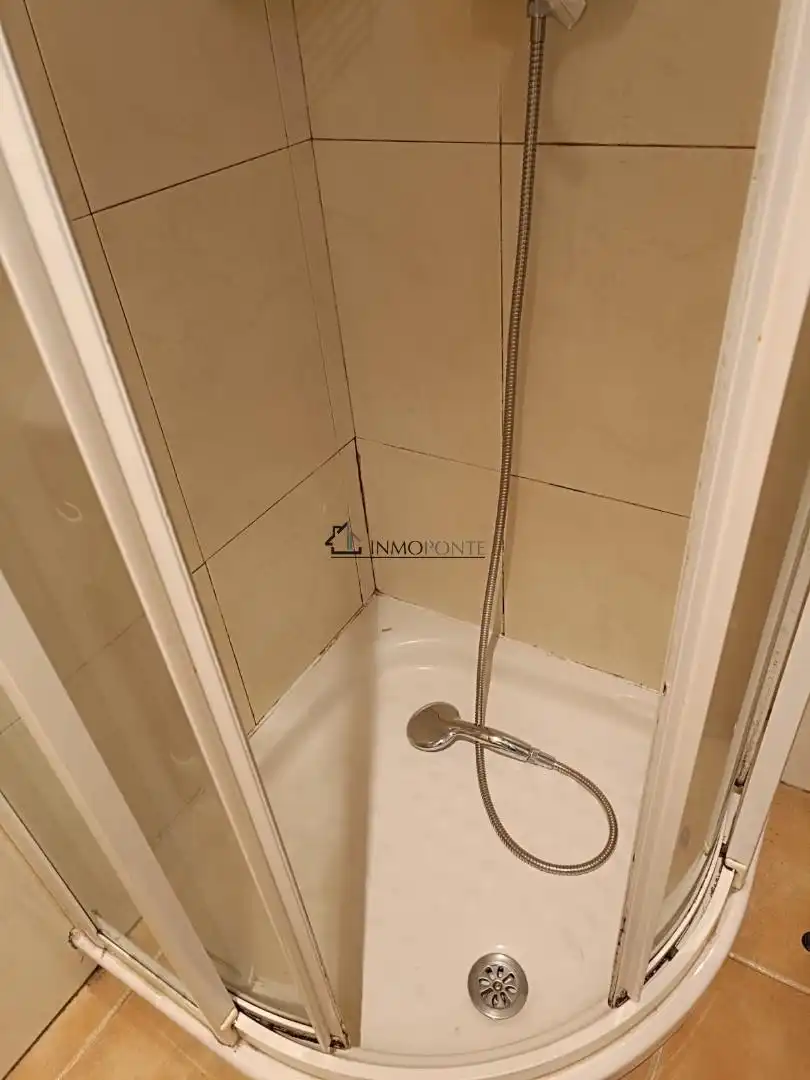 Bathroom of Flat for rent in Zona de Plaza de Barcelos