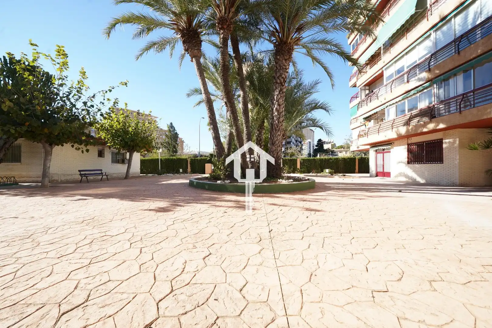 Vista exterior de Pis en venda en Alicante / Alacant amb Terrassa, Moblat i Piscina comunitària
