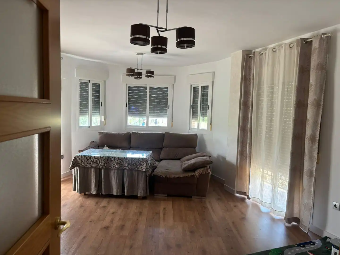 Wohnzimmer von Wohnung zur Miete in Calicasas mit Klimaanlage und Balkon