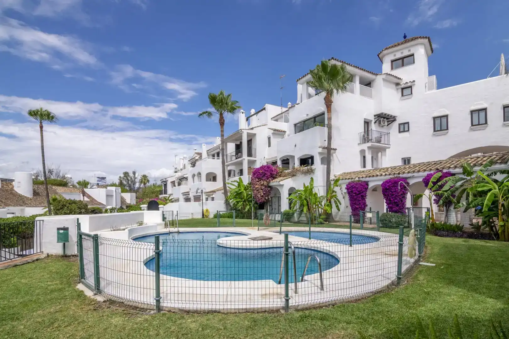 Vista exterior de Dúplex en venda en Marbella amb Aire condicionat, Piscina i Balcó