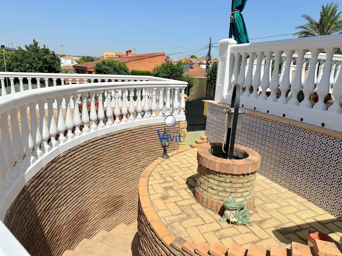Vista exterior de Casa o xalet en venda en Alcalá de Guadaira amb Aire condicionat, Traster i Piscina