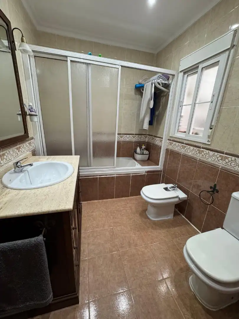 Bany de Casa o xalet en venda en Andújar amb Aire condicionat, Terrassa i Moblat