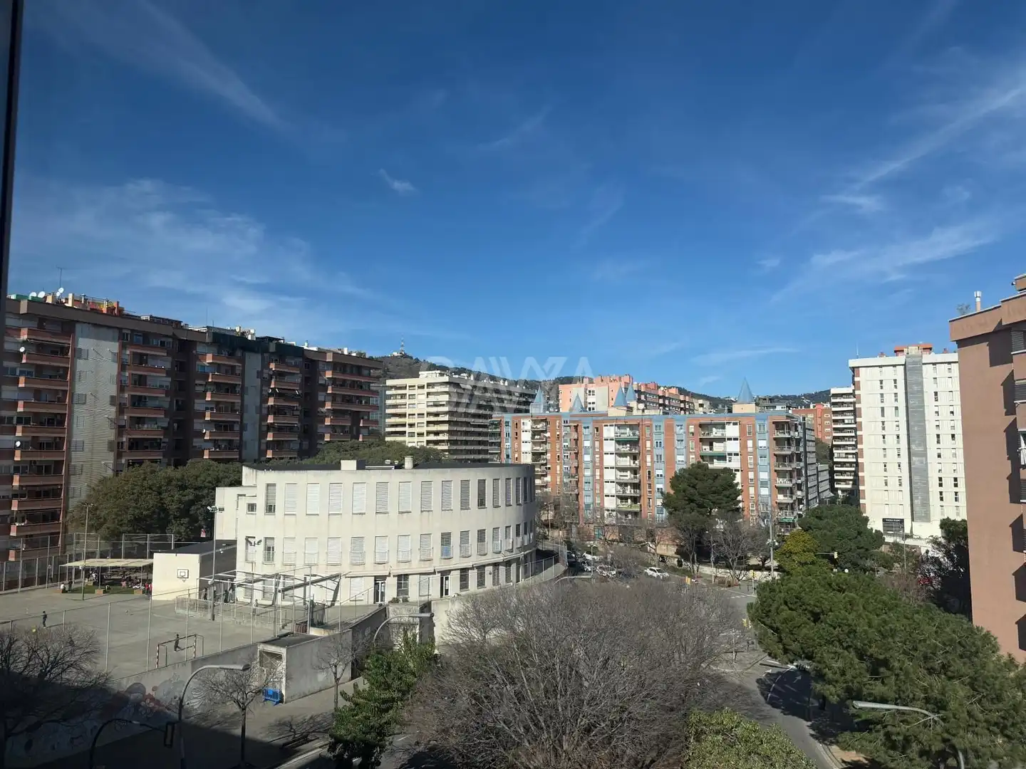Vista exterior de Ático en venta en L'Hospitalet de Llobregat con Aire acondicionado, Calefacción y Parquet