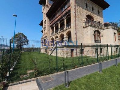 Vista exterior de Dúplex en venda en Getxo  amb Jardí privat, Terrassa i Traster