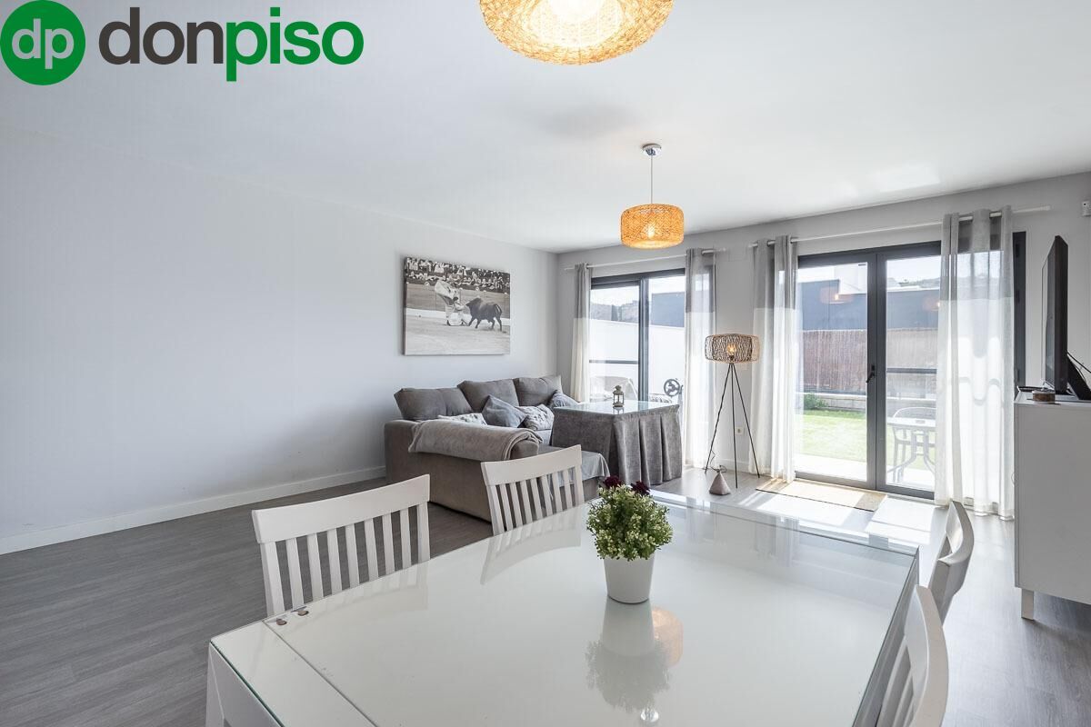 Wohnzimmer von Einfamilien-Reihenhaus zum Verkauf in  Granada Capital mit Privatgarten und Terrasse