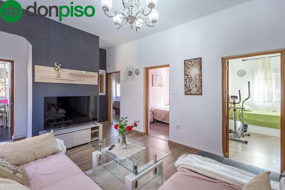 Sala d'estar de Pis en venda en  Granada Capital amb Moblat i Balcó