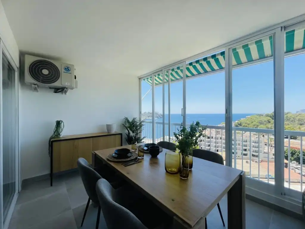 Menjador de Apartament de lloguer en Calvià amb Aire condicionat, Terrassa i Moblat