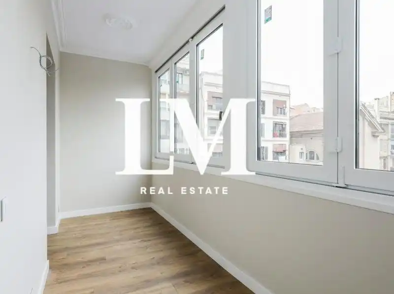 Dormitori de Apartament en venda en Barcelona amb Aire condicionat, Terrassa i Balcó