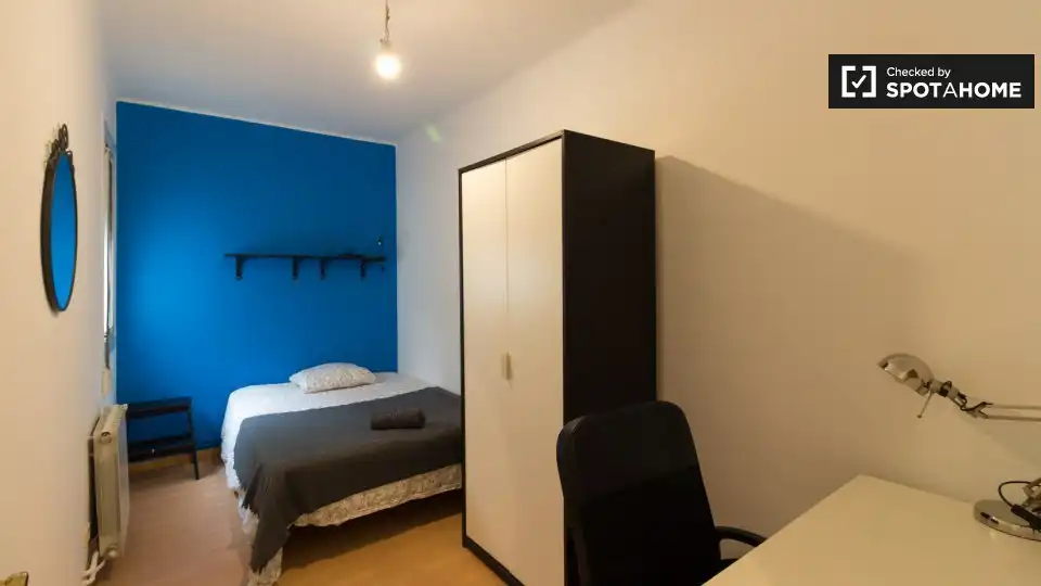 Bedroom of Flat for share in L'Hospitalet de Llobregat  with Air Conditioner, Heating and Furnished