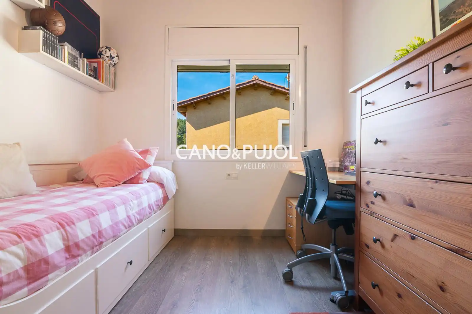 Habitación de Casa o chalet en venta en Corbera de Llobregat con Calefacción, Terraza y Trastero