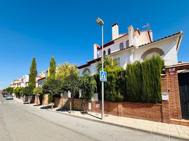 Villa con piscina in vendita a Calle MAGNOLIOS UR.MONTELUZ