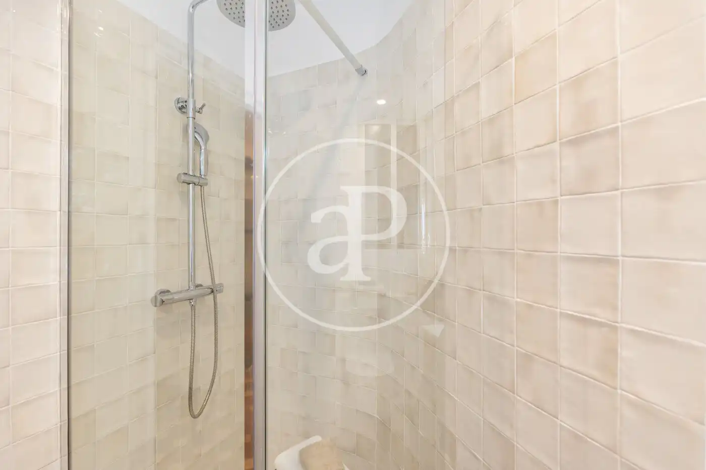 Badezimmer von Wohnung zum Verkauf in Barcelona mit Klimaanlage, Heizung und Balkon
