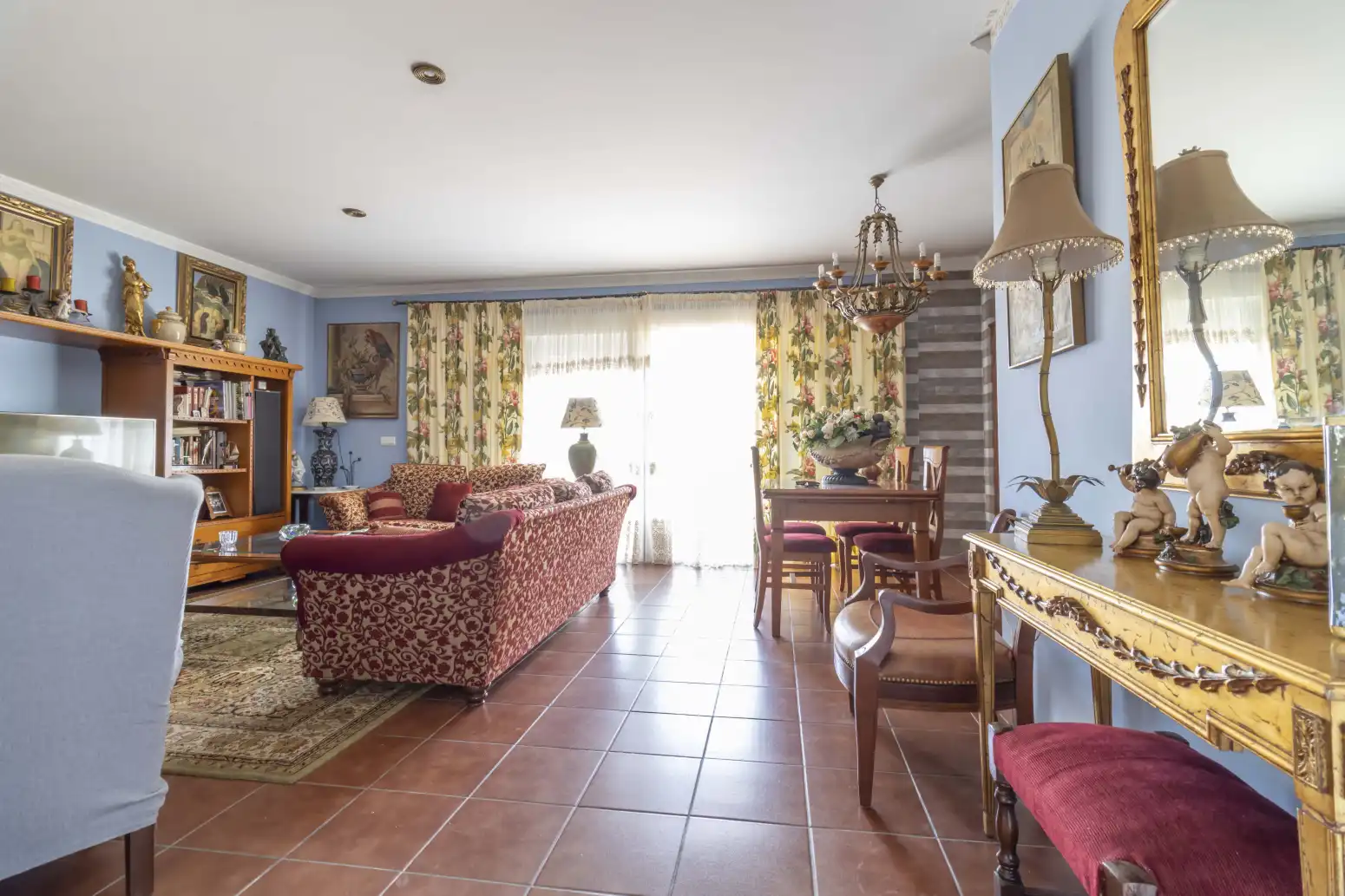 Sala d'estar de Casa o xalet en venda en Alcalá de Guadaira amb Aire condicionat, Terrassa i Piscina