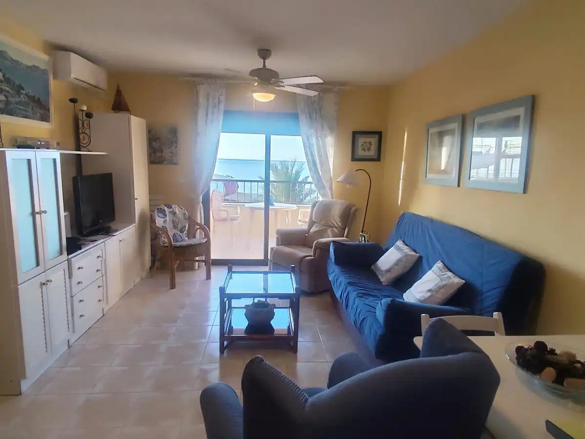 Sala d'estar de Apartament de lloguer en Almuñécar amb Aire condicionat, Terrassa i Moblat