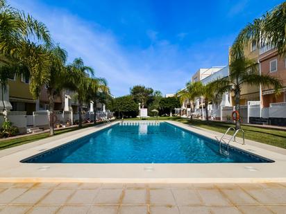 Piscina de Casa adosada en venda en Guardamar del Segura amb Aire condicionat, Calefacció i Jardí privat