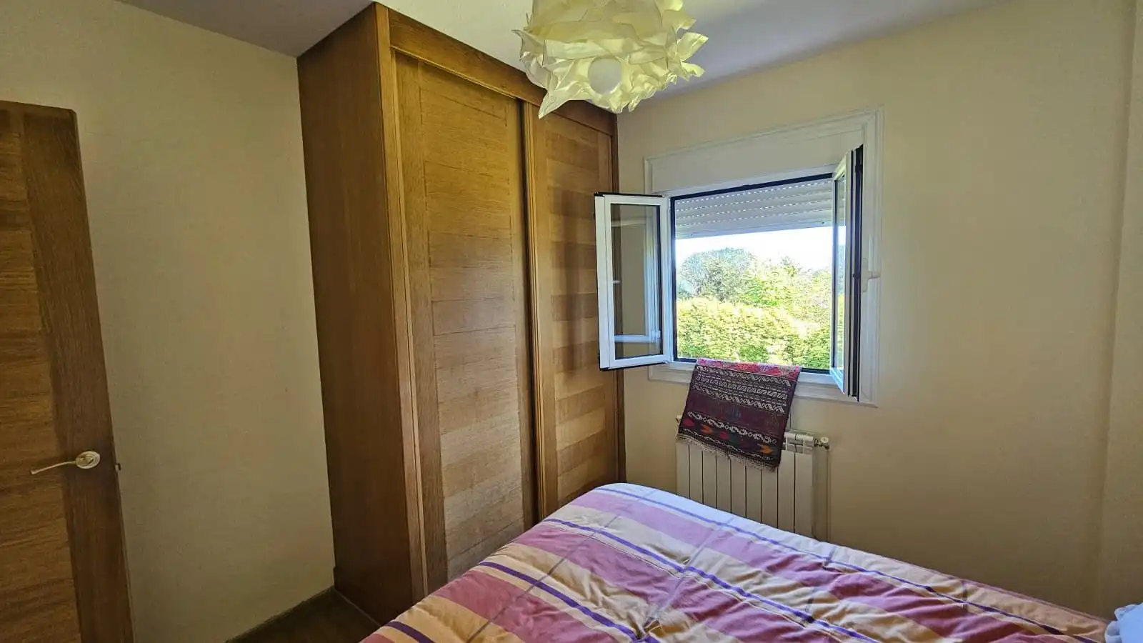 Dormitori de Casa o xalet de lloguer en Oleiros amb Calefacció