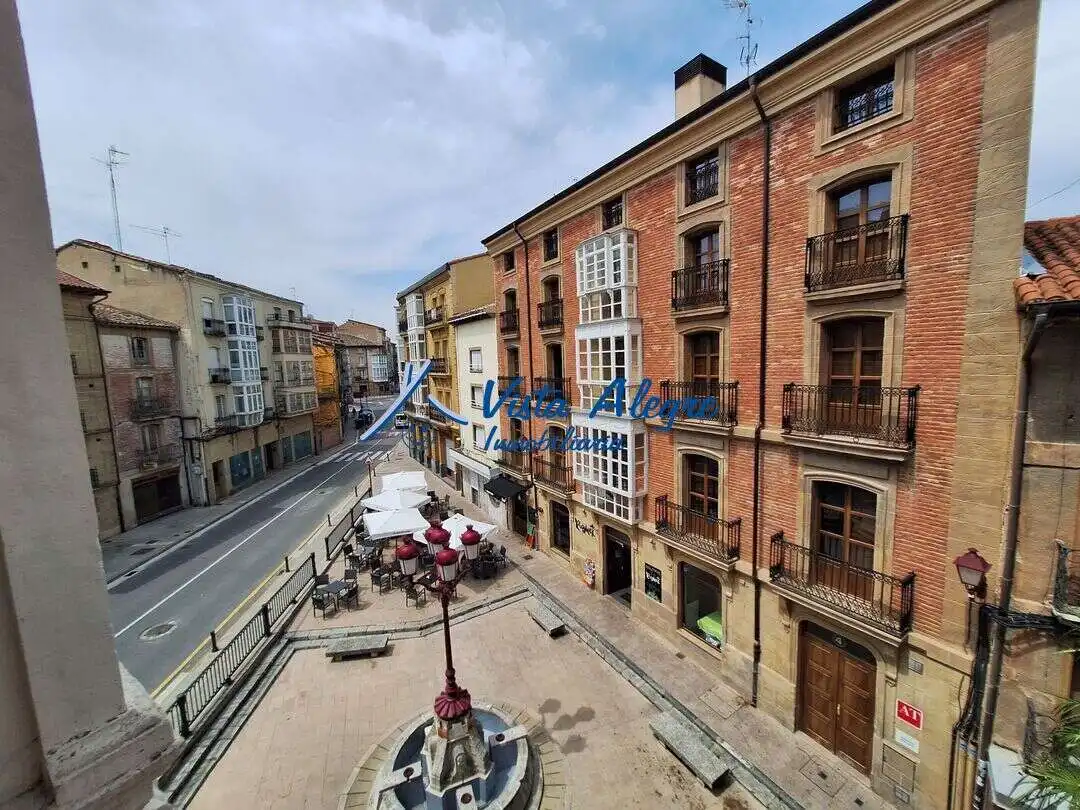Vista exterior de Apartamento en venta en Haro con Calefacción, Terraza y Amueblado