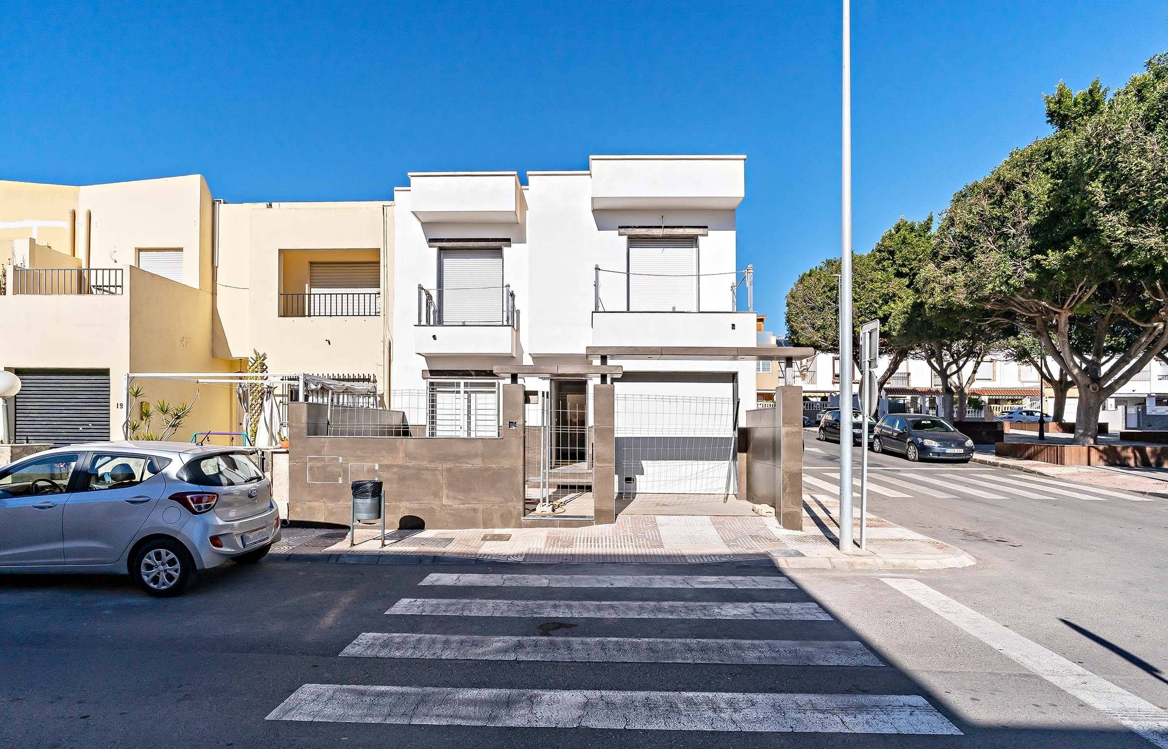 Vista exterior de Casa o xalet en venda en Roquetas de Mar amb Calefacció, Terrassa i Balcó