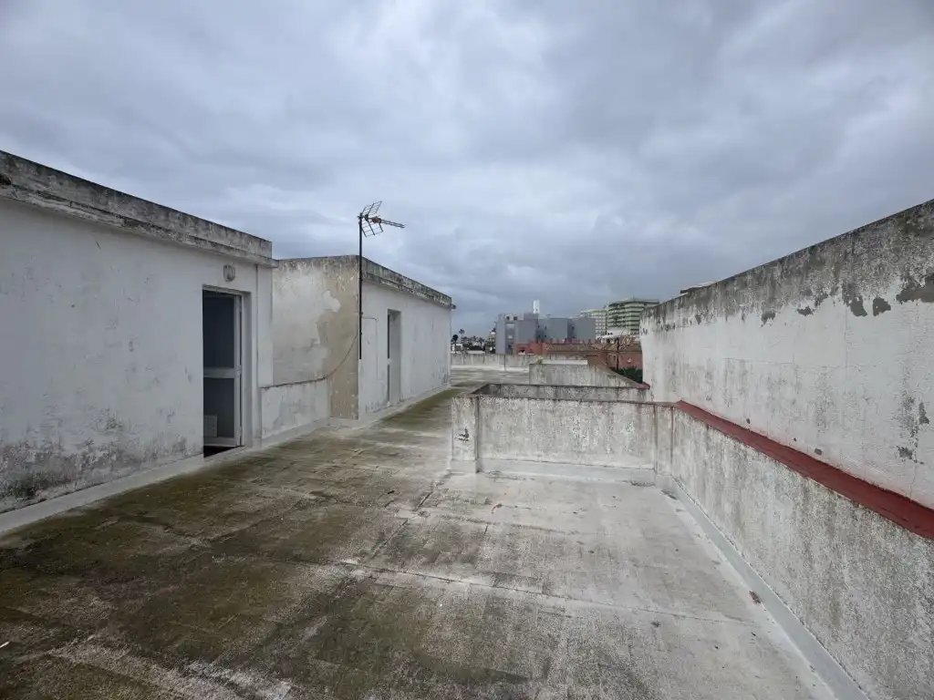 Terraza de Piso en venta en La Línea de la Concepción con Amueblado