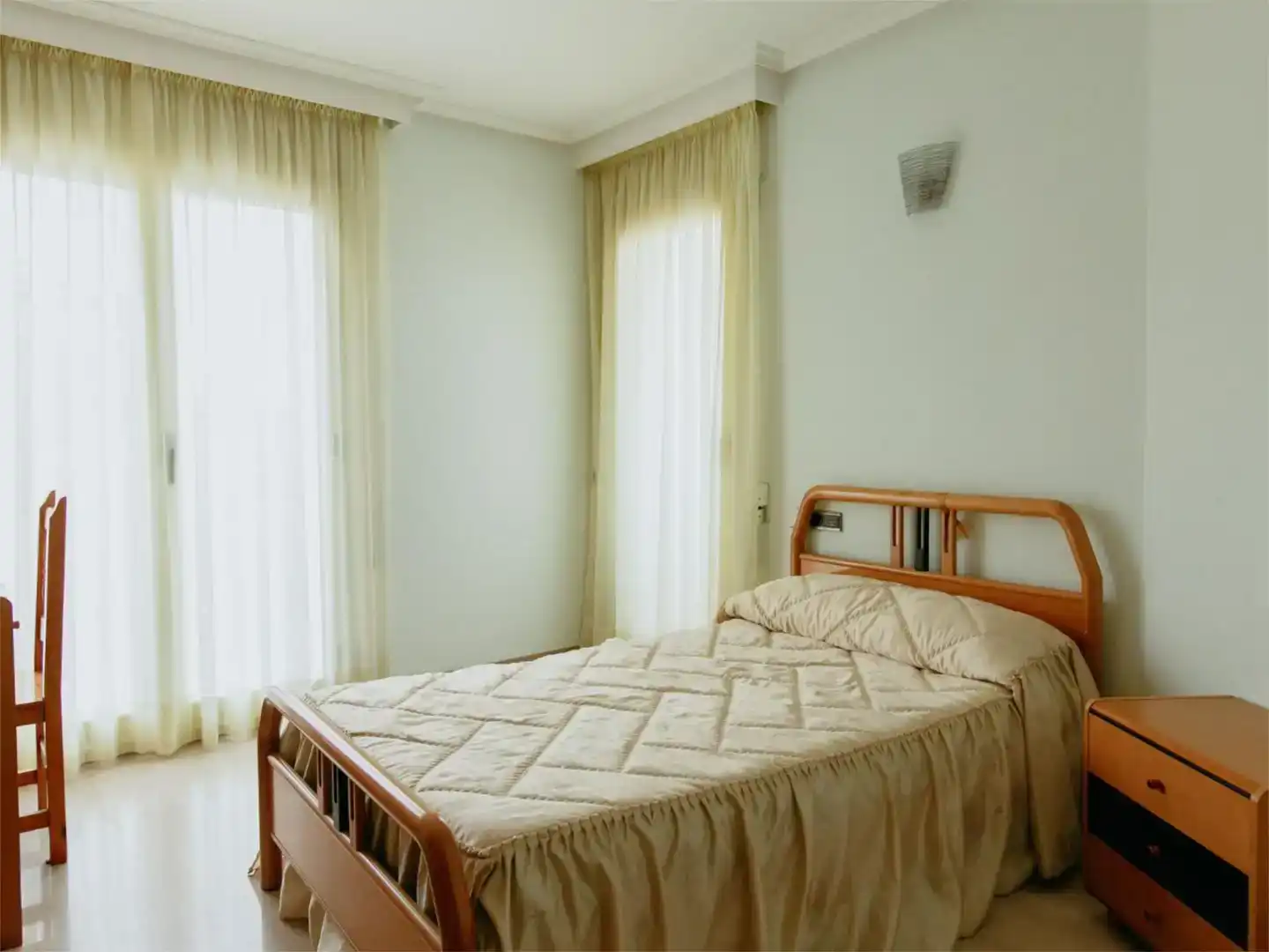 Habitación de Casa adosada en venta en Huesca con Jardín privado, Trastero y Amueblado