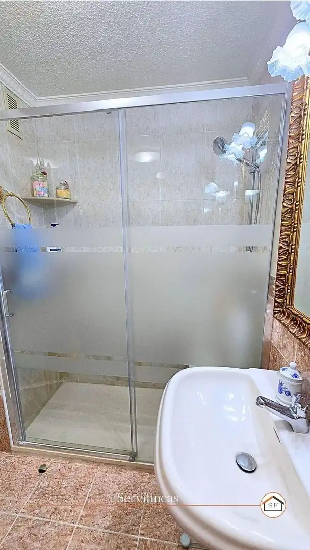 Bathroom of Flat for sale in Madrid  with Air Conditioner, Heating and Parquet flooring