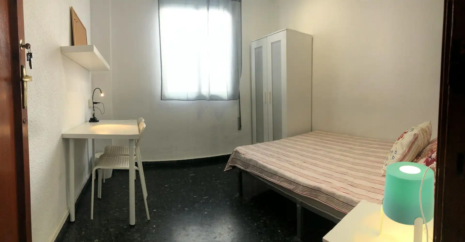 Bedroom of Flat for share in Valencia  with Washing machine and Internet