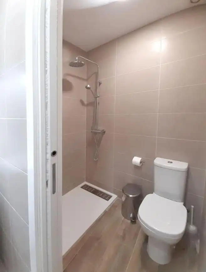 Baño de Local en venta en Madrid con Aire acondicionado