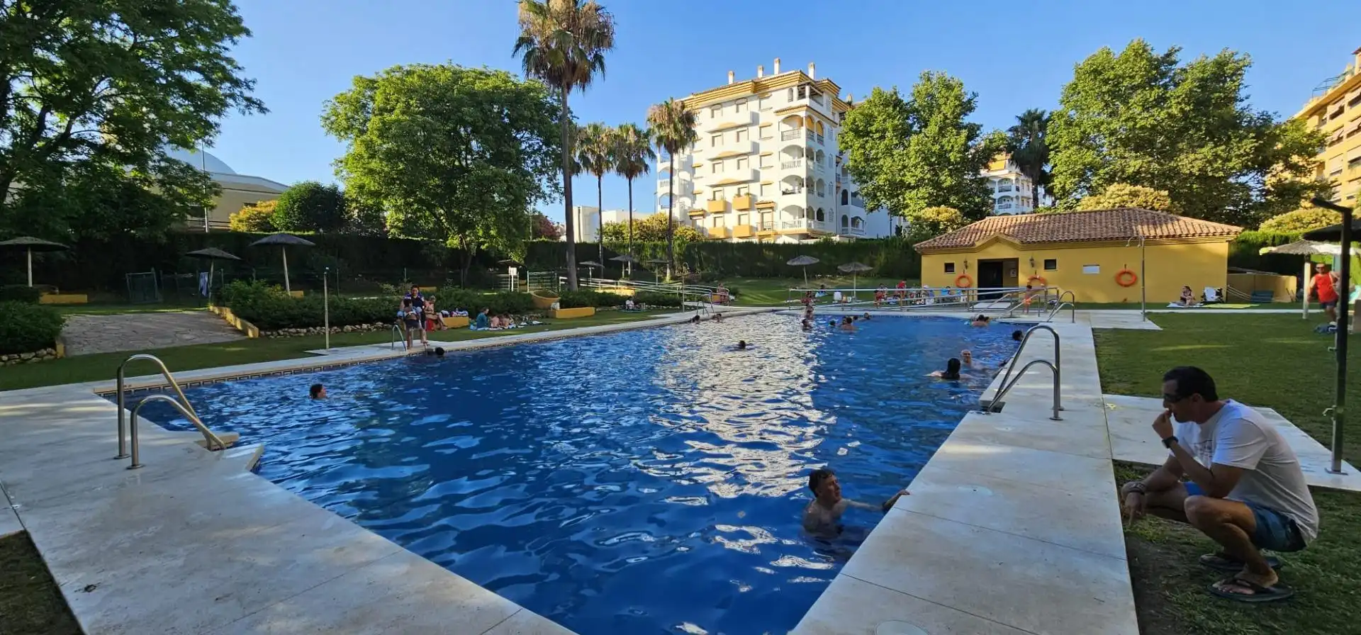 Schwimmbecken von Wohnung zur Miete in Marbella mit Privatgarten, Terrasse und Möbliert
