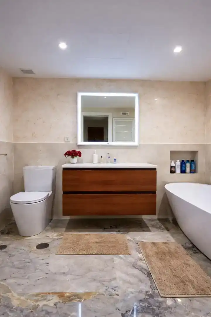 Bathroom of Flat for rent in Marbella  with Air Conditioner, Swimming Pool and Balcony