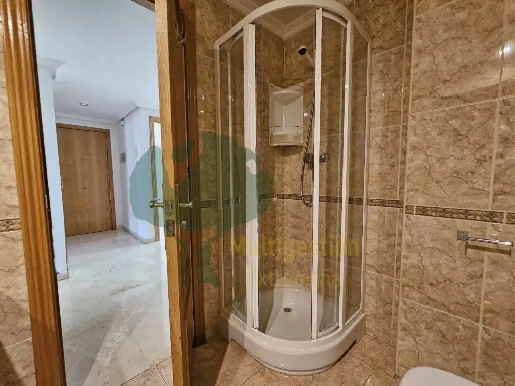 Bathroom of Duplexes for rent in Cáceres