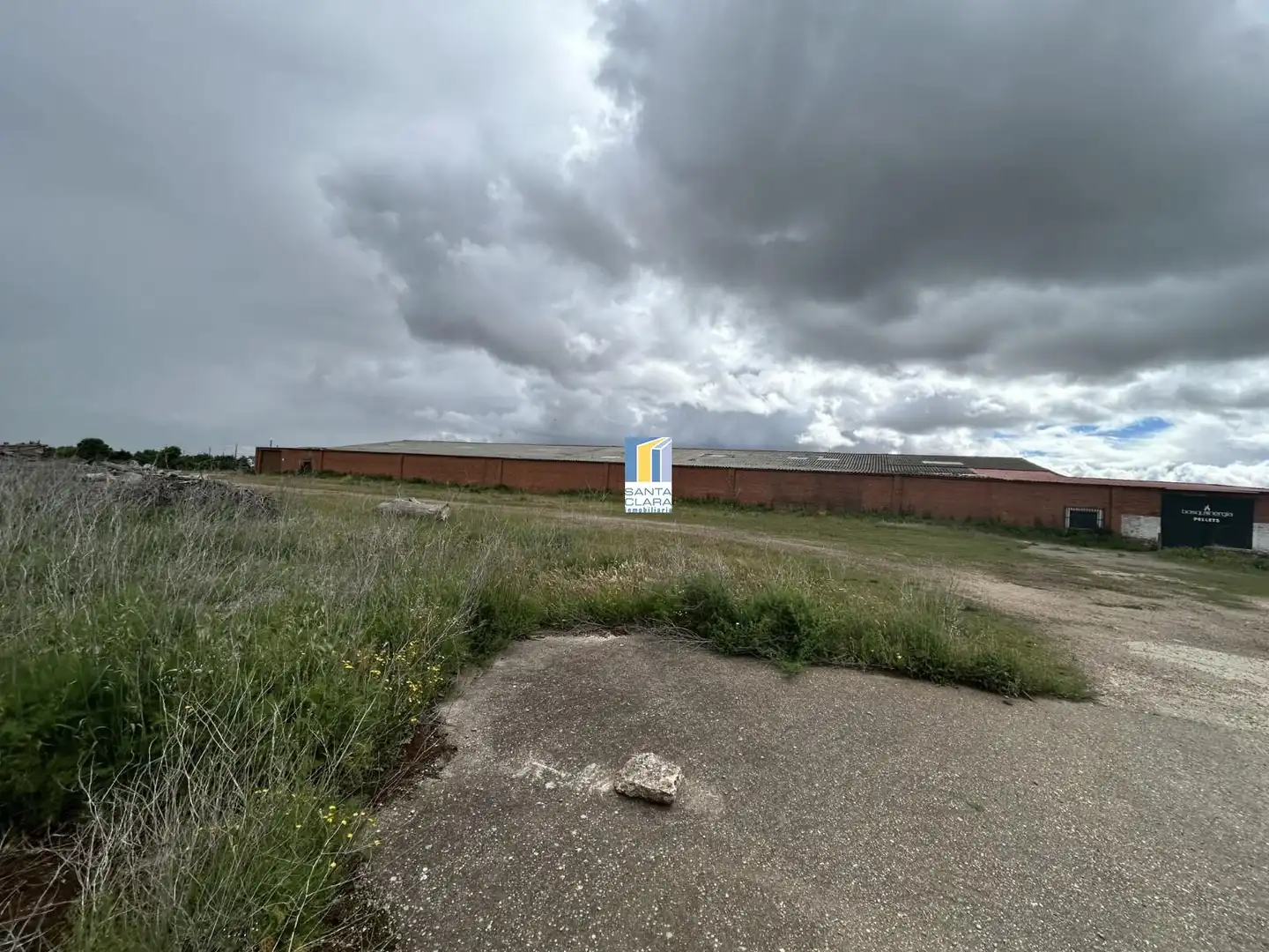 Außenansicht von Fabrikhallen zur Miete in Morales del Vino