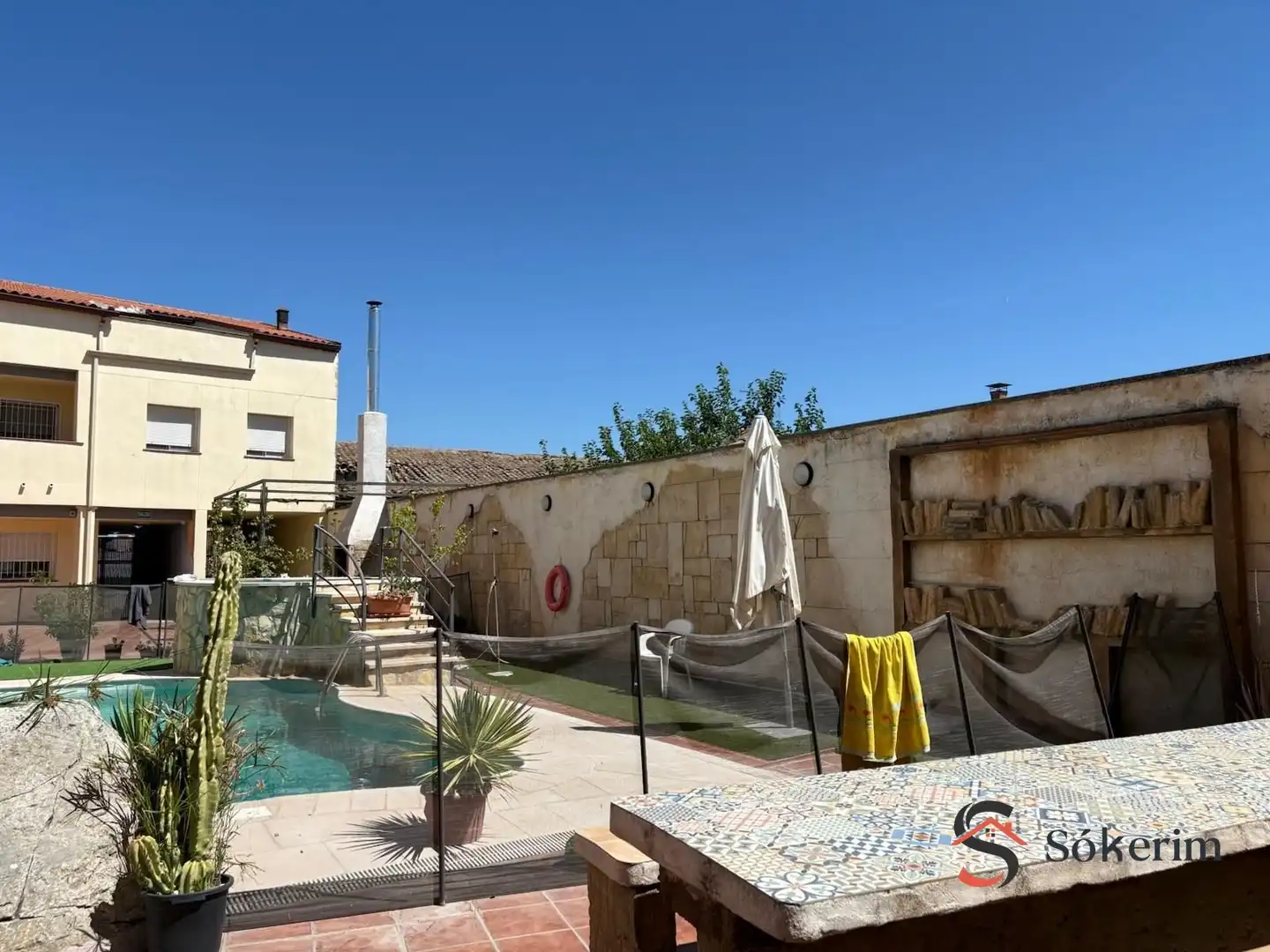 Wohnung zum Verkauf in Alcabón mit Klimaanlage, Heizung und Privatgarten
