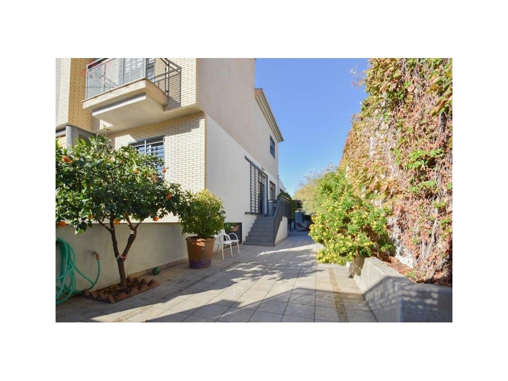 Exterior view of Single-family semi-detached for sale in  Granada Capital