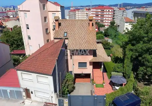 Vista exterior de Casa adosada en venta en Vigo  con Calefacción, Jardín privado y Terraza