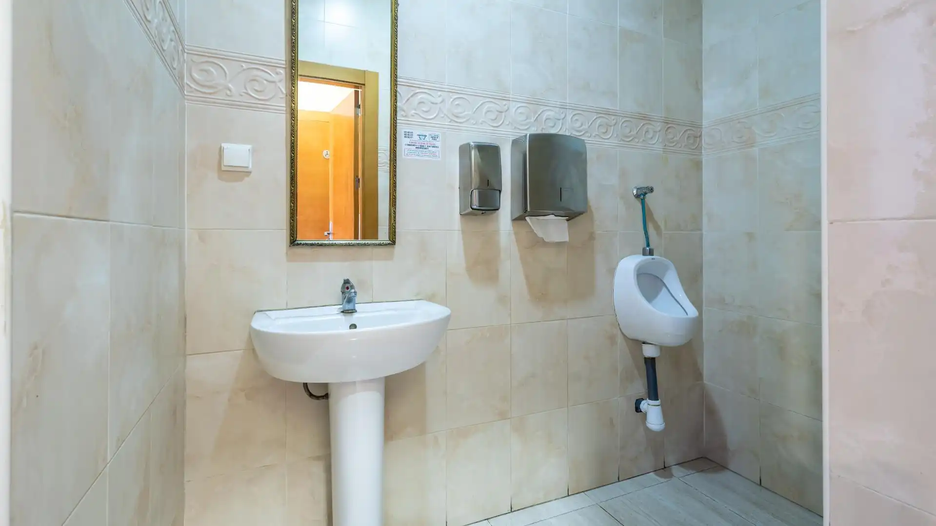 Badezimmer von Geschaftsraum zur Miete in Torrevieja mit Klimaanlage und Möbliert