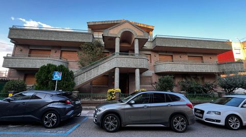 Se vende amplio chalet esquinero en LAldea  Ideal para vivir y emprender