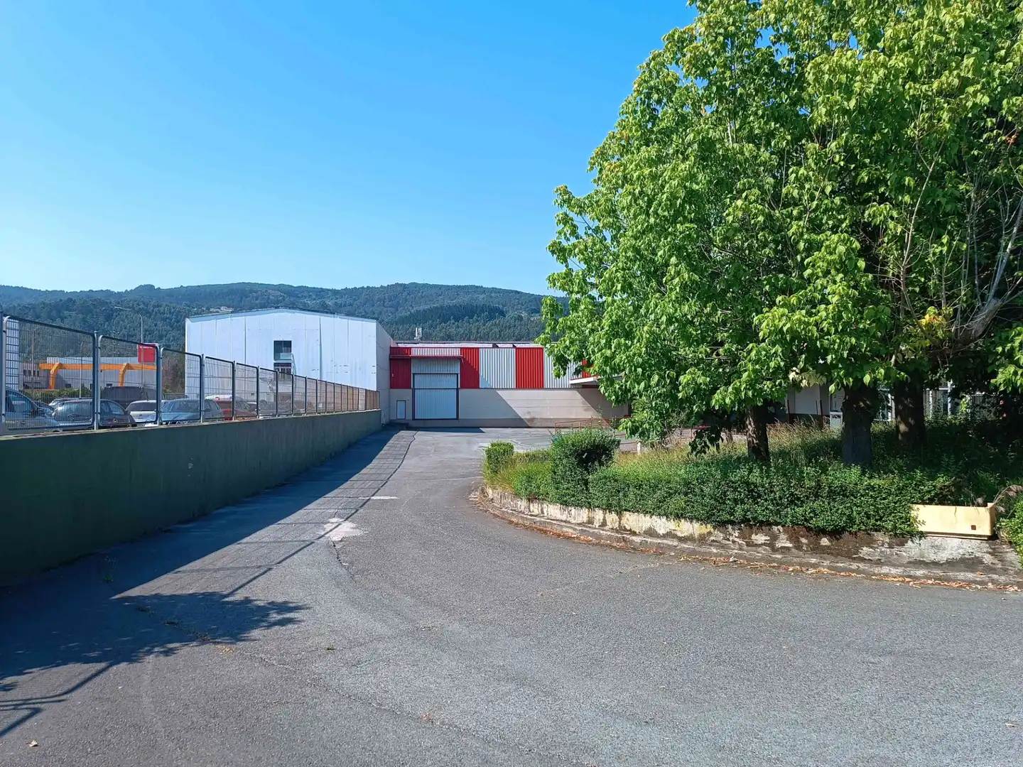 Vista exterior de Nave industrial en venta en Derio