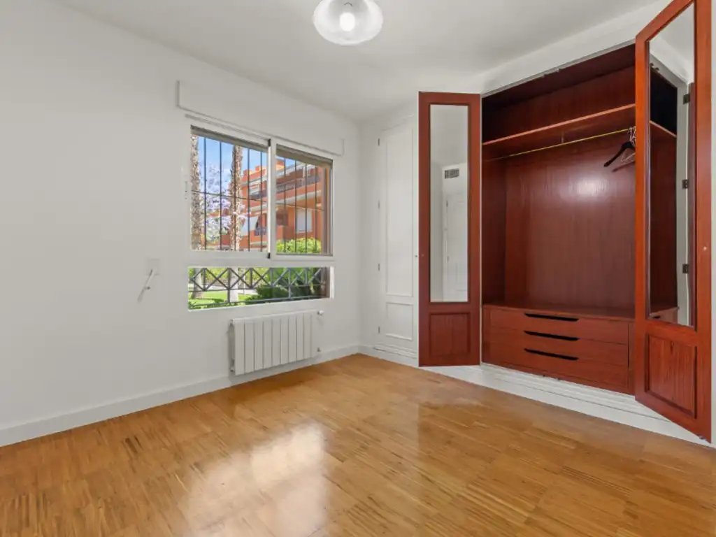Dormitori de Apartament en venda en Alicante / Alacant amb Aire condicionat i Internet