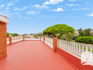 Villa mit Balkon zum Verkauf in Carrer 10