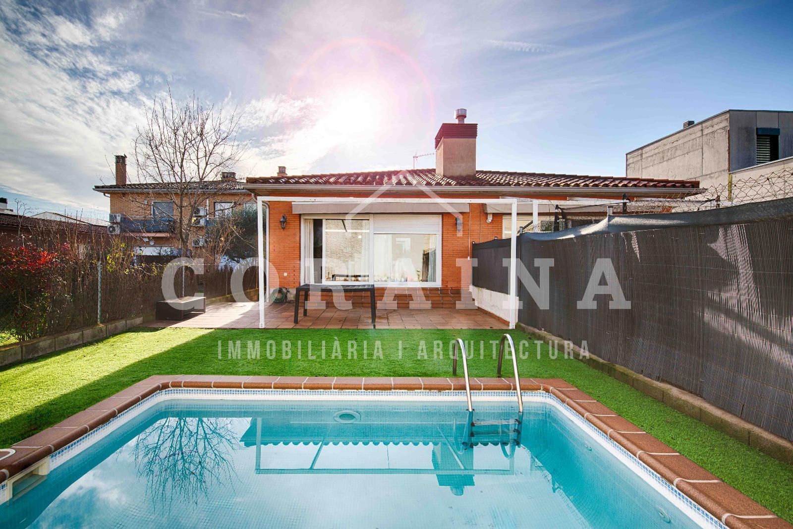 Vista exterior de Casa adosada en venda en Porqueres amb Aire condicionat, Calefacció i Jardí privat