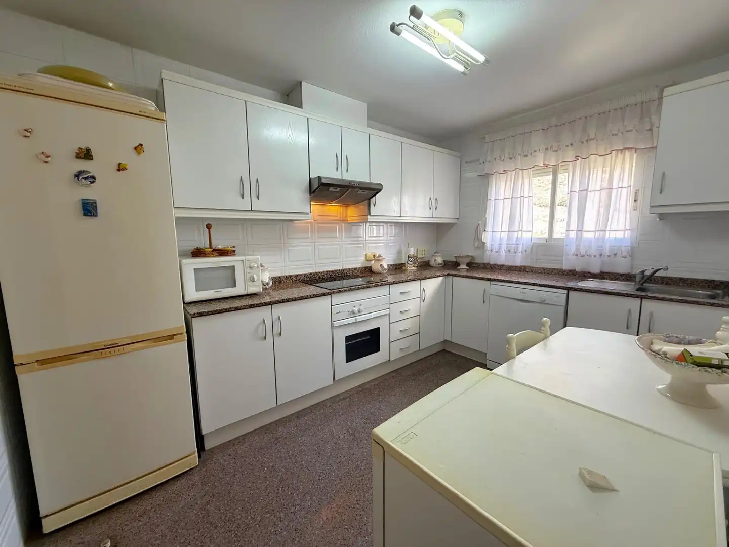 Cocina de Apartamento en venta en Benidorm con Aire acondicionado, Jardín privado y Amueblado