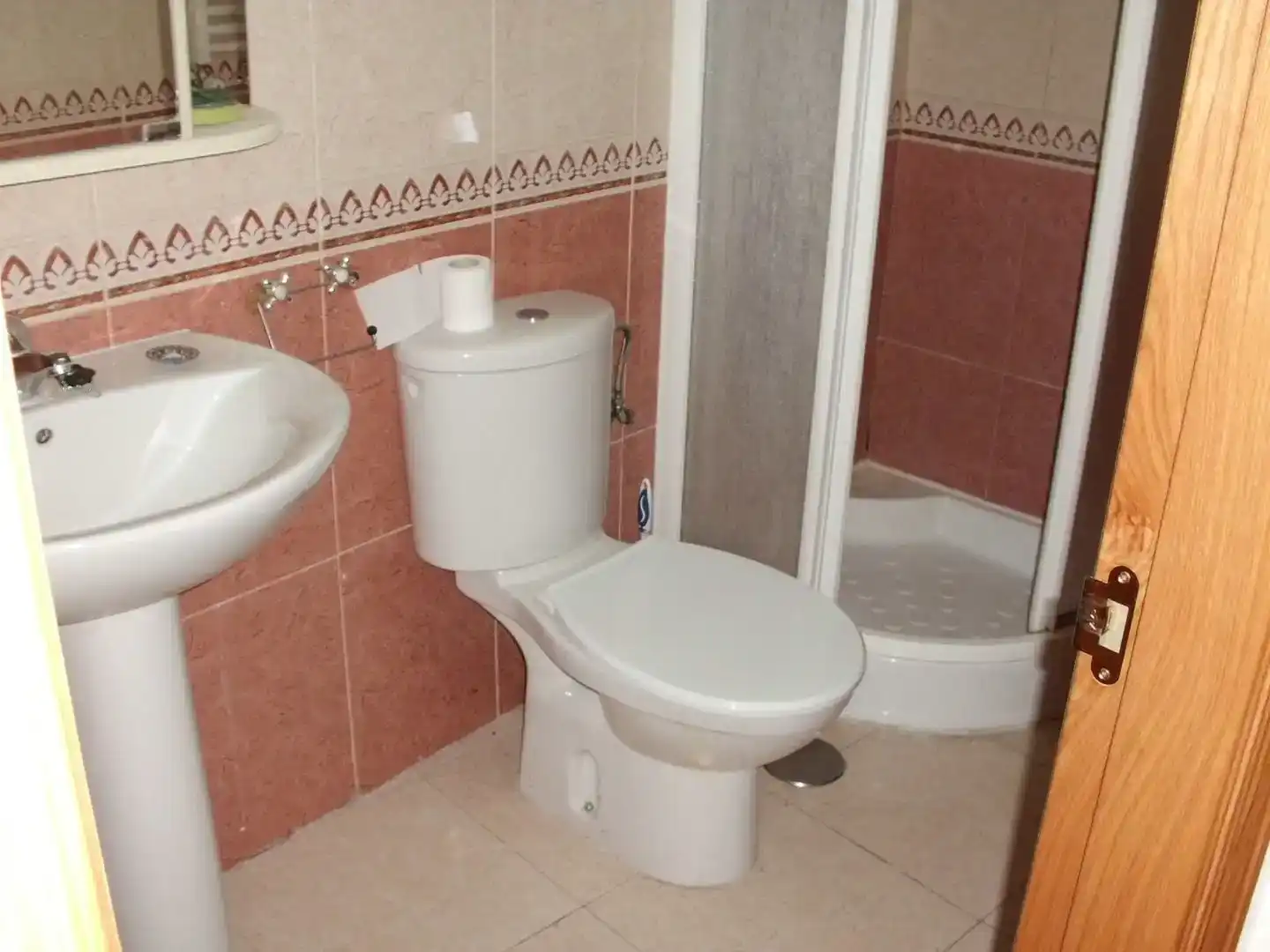 Baño de Piso para compartir en Reyes Católicos - Paseo San Antonio