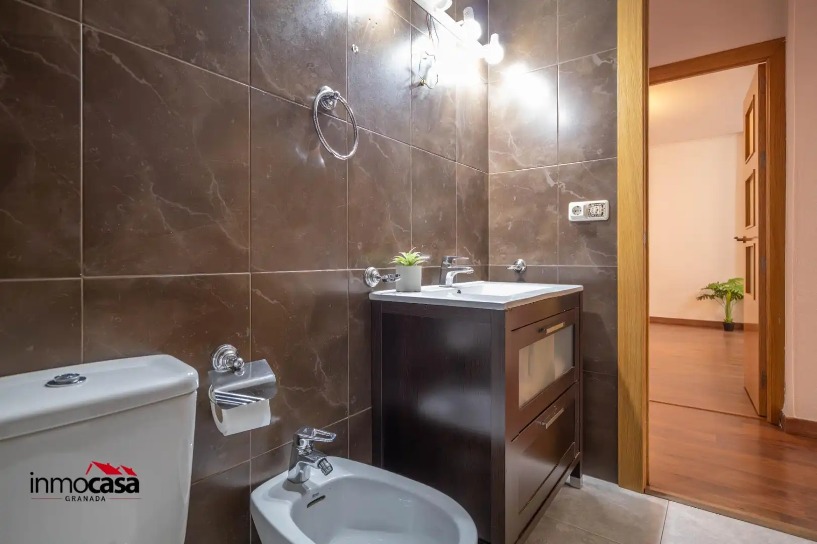 Bathroom of Flat for sale in Granada  with Air Conditioner, Heating and Balcony
