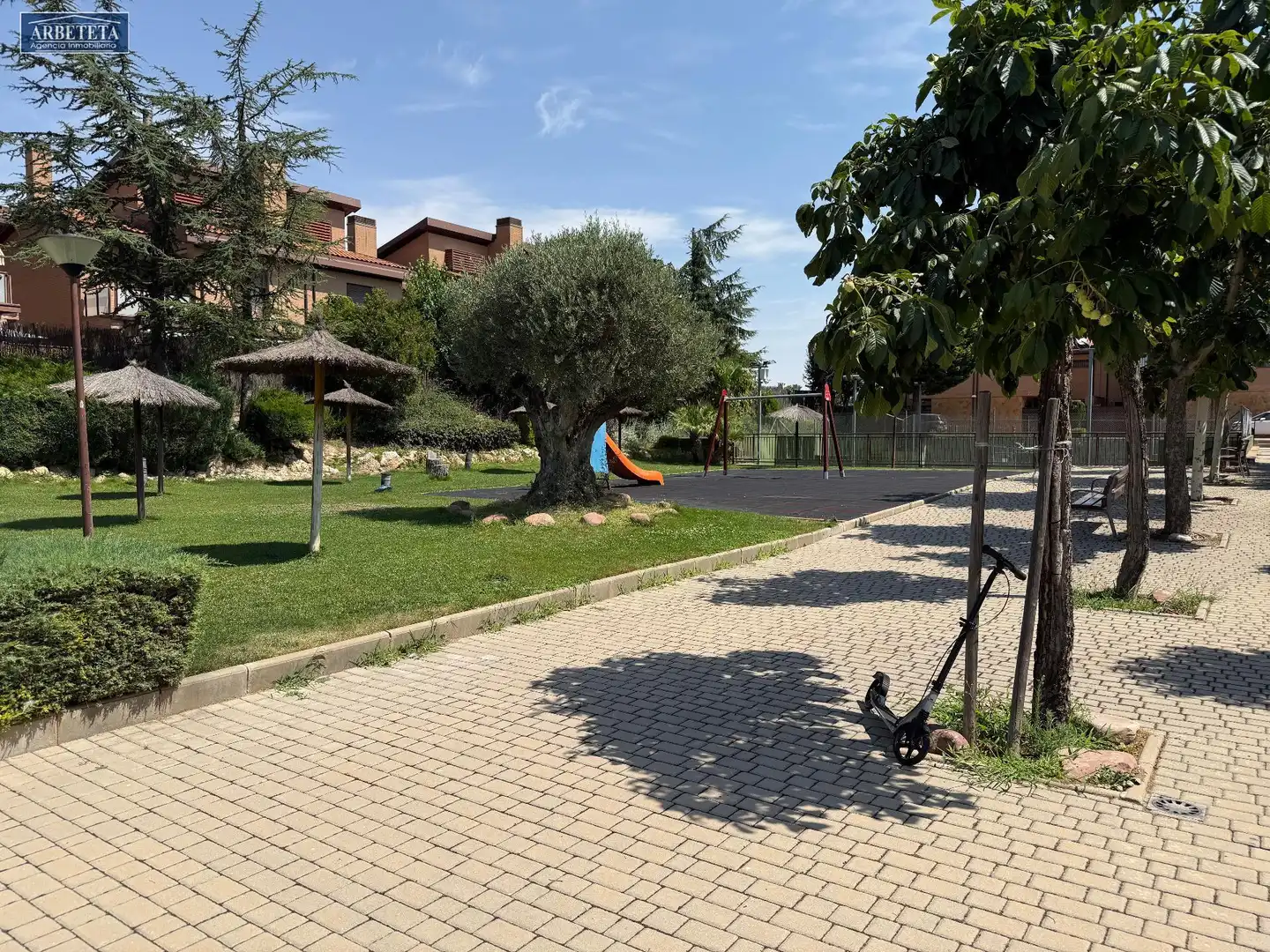 Parking de Casa adosada en venta en Yebes con Aire acondicionado, Calefacción y Terraza