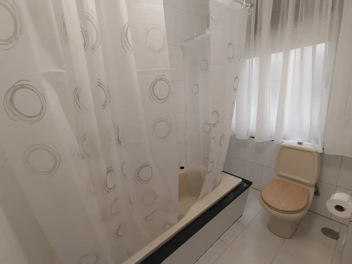 Bathroom of Flat for rent in Santiago de Compostela   with Heating, Furnished and Oven