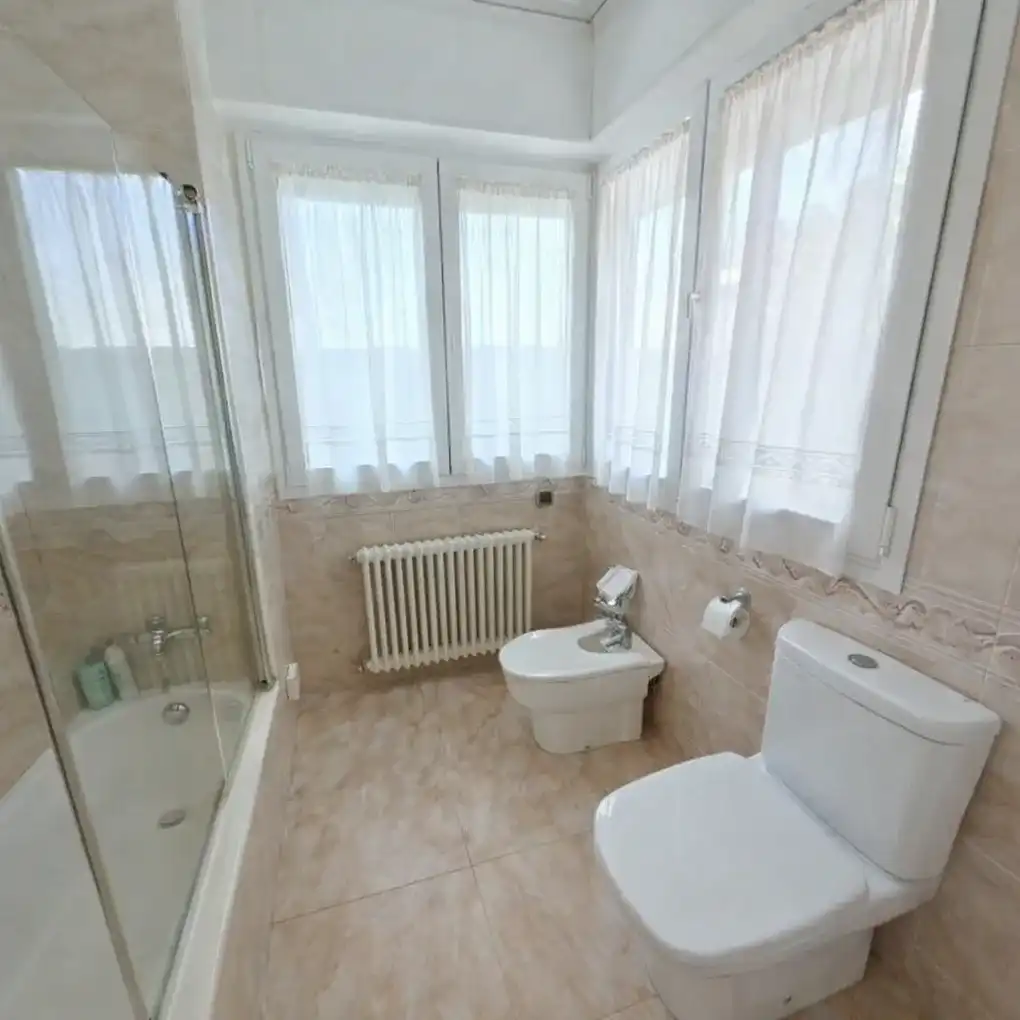 Baño de Casa o chalet en venta en Vitoria - Gasteiz con Calefacción, Jardín privado y Trastero
